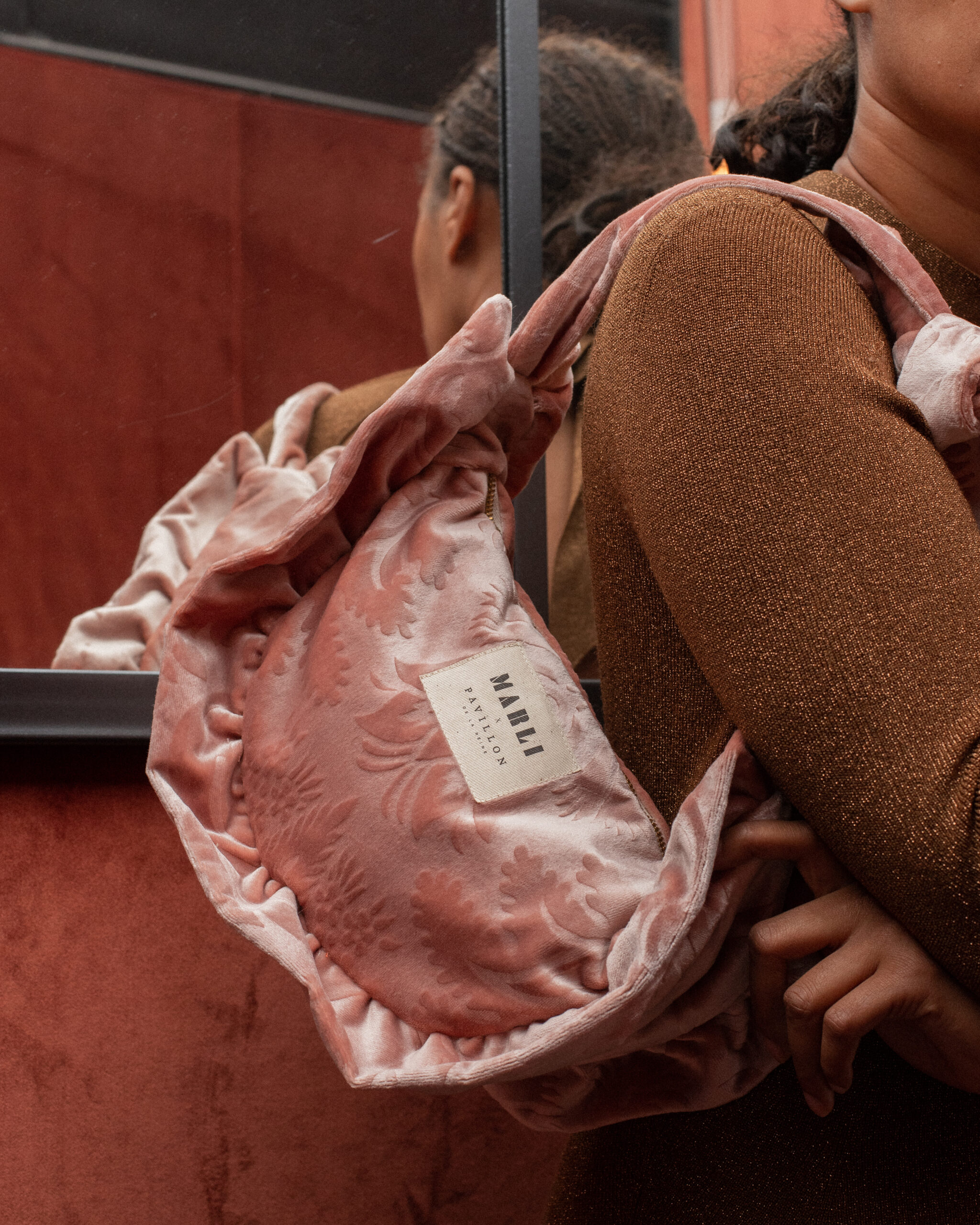 Sac banane froufrou Maria - Velours rose pâle – Image 3