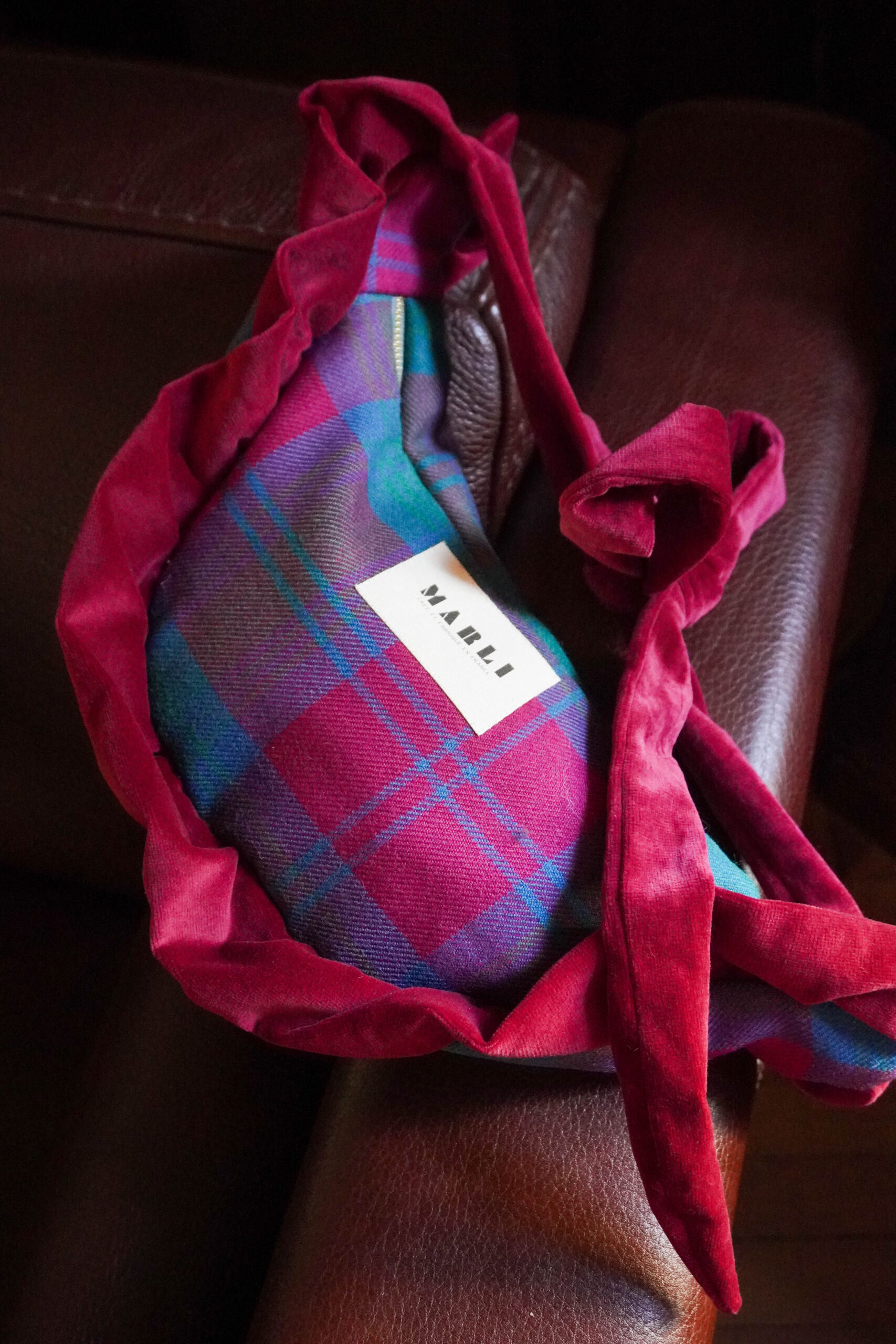 Sac banane angela tartan magenta vert et bleu et froufrou velours rouge – Image 3