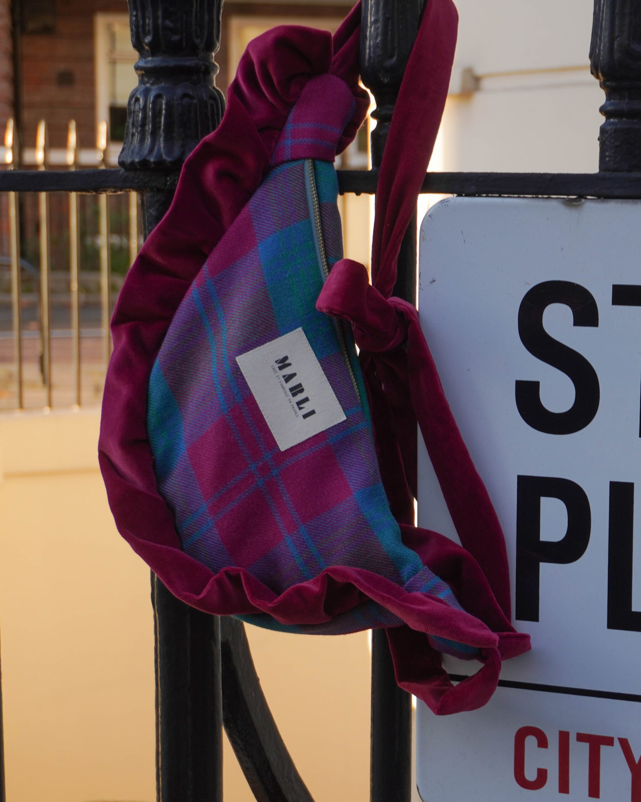 Sac banane angela tartan magenta vert et bleu et froufrou velours rouge – Image 5