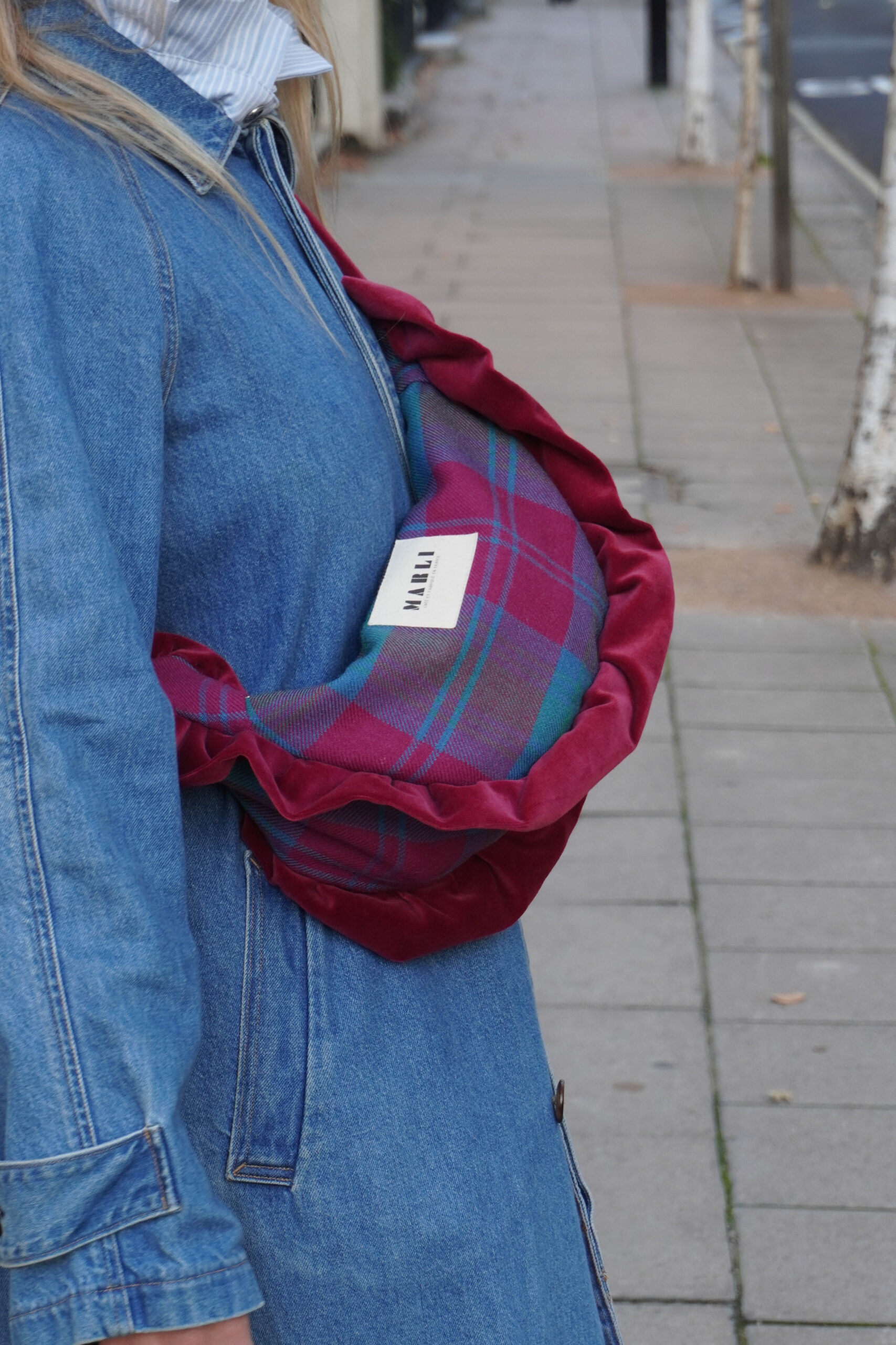 Sac banane angela tartan magenta vert et bleu et froufrou velours rouge – Image 2