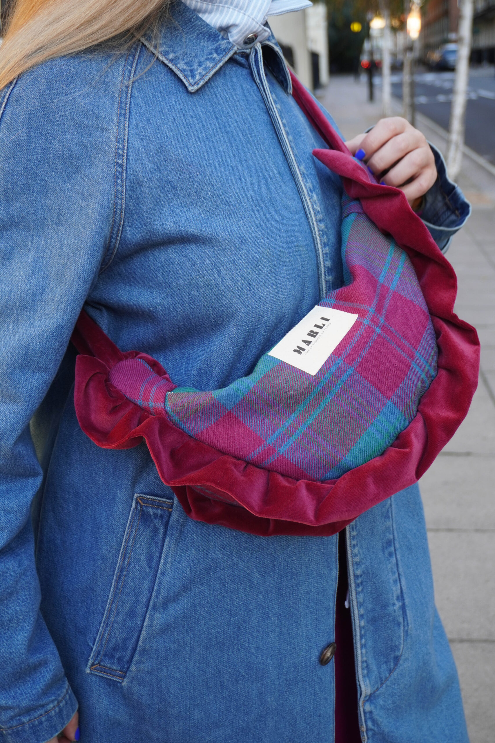Sac banane angela tartan magenta vert et bleu et froufrou velours rouge