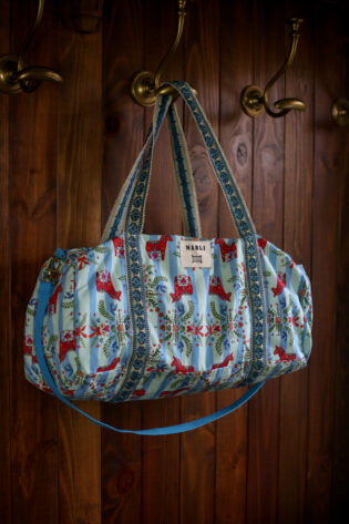 Sac polochon maxi Nikolai  - Motif chevaux rayé bleu ciel