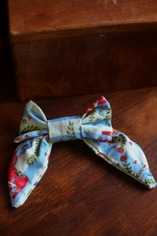 Grand nœud Natalia  - Motif chevaux rayé bleu ciel