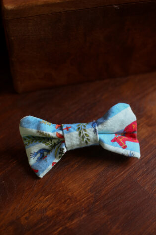 Petit nœud Elena  - Motif  chevaux rayé bleu ciel