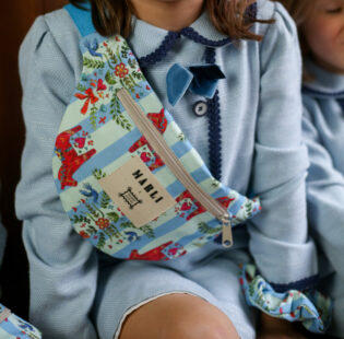 Banane mini Nouchka  - Motif rayé chevaux bleu ciel