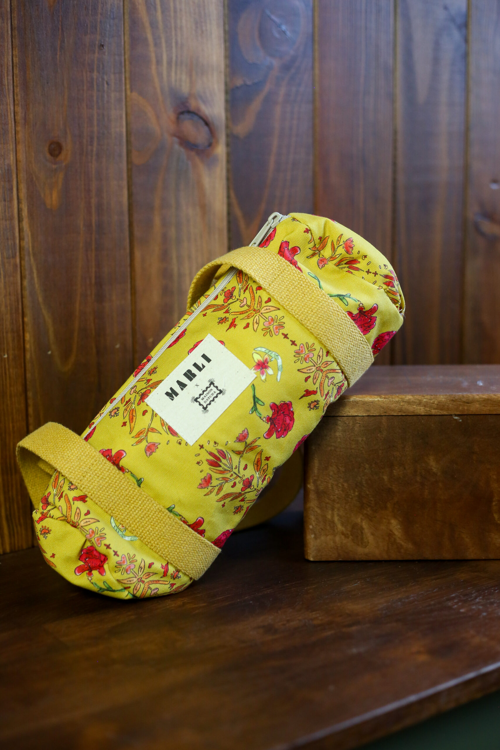 Sac polochon mini Nikita - Motif fleuri jaune – Image 2