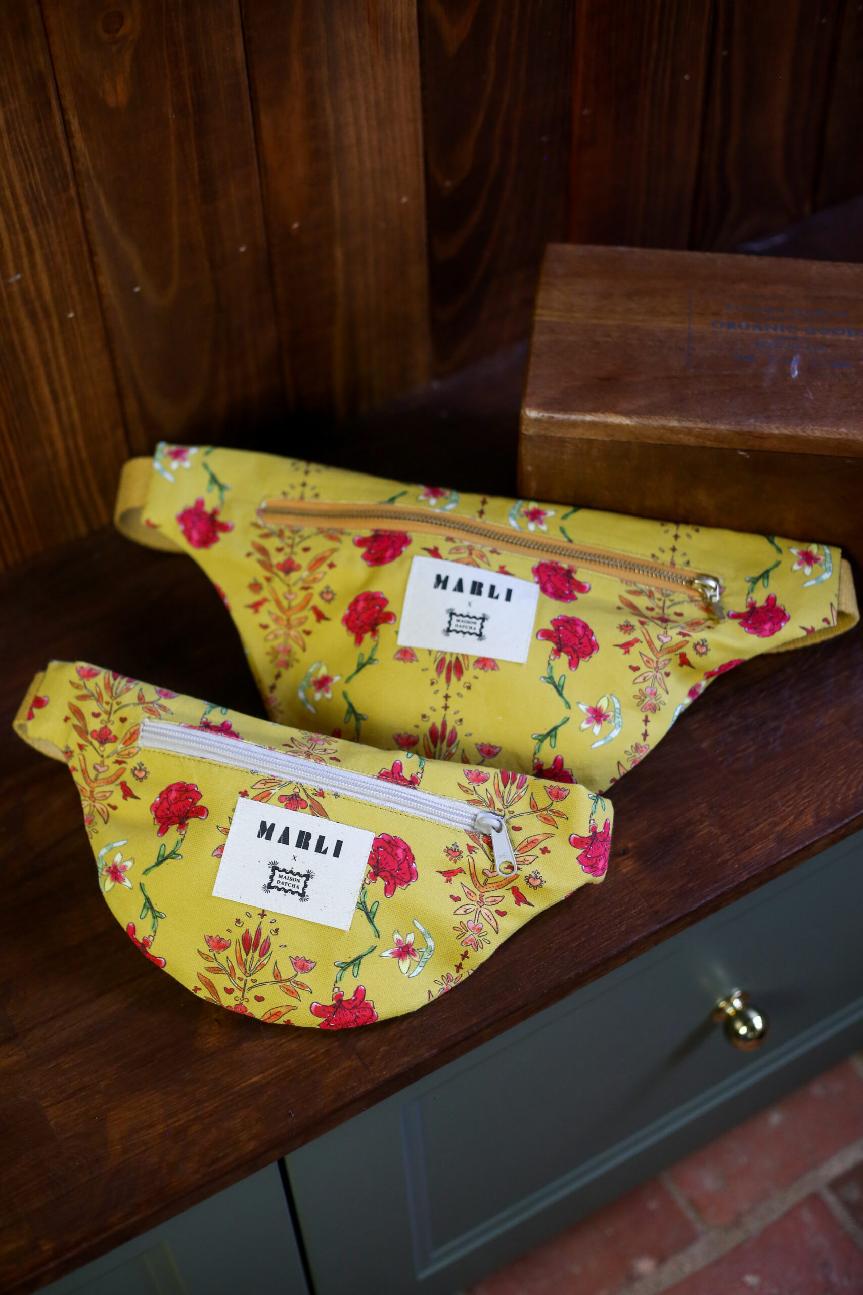 Banane Natacha - Motif fleuri jaune – Image 2