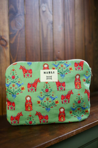 Pochette ordinateur Valentina  - Motif poupée russe chevaux verts