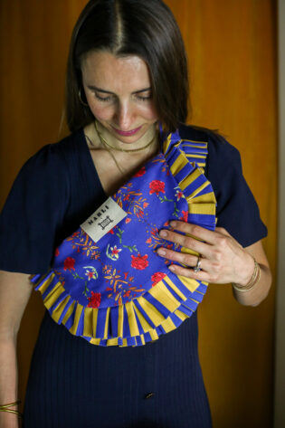 Banane froufrou Tatiana  - Motif fleuri bleu indigo