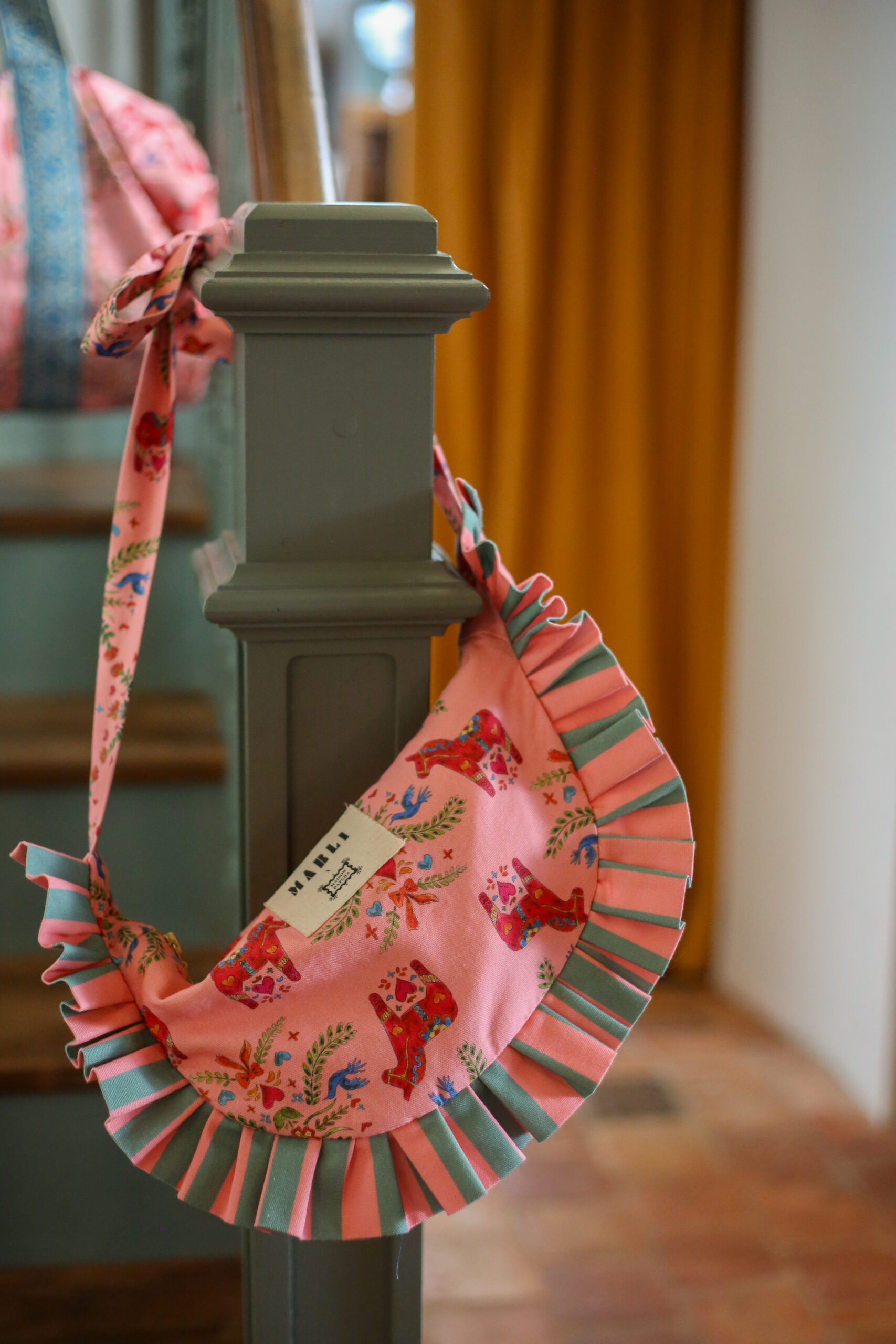 Banane froufrou Tatiana - Motif chevaux rose