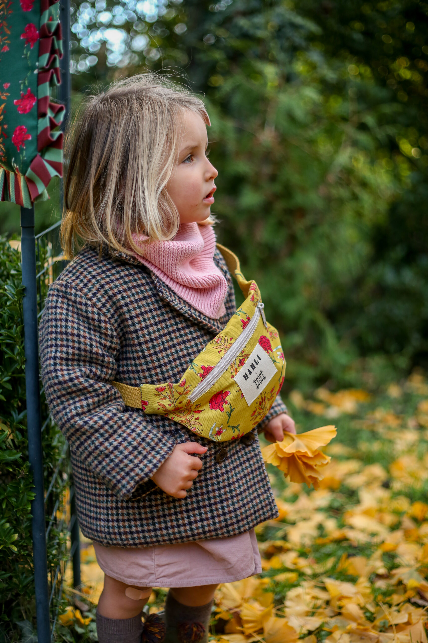 Banane mini Nouchka - Motif fleuri jaune – Image 4