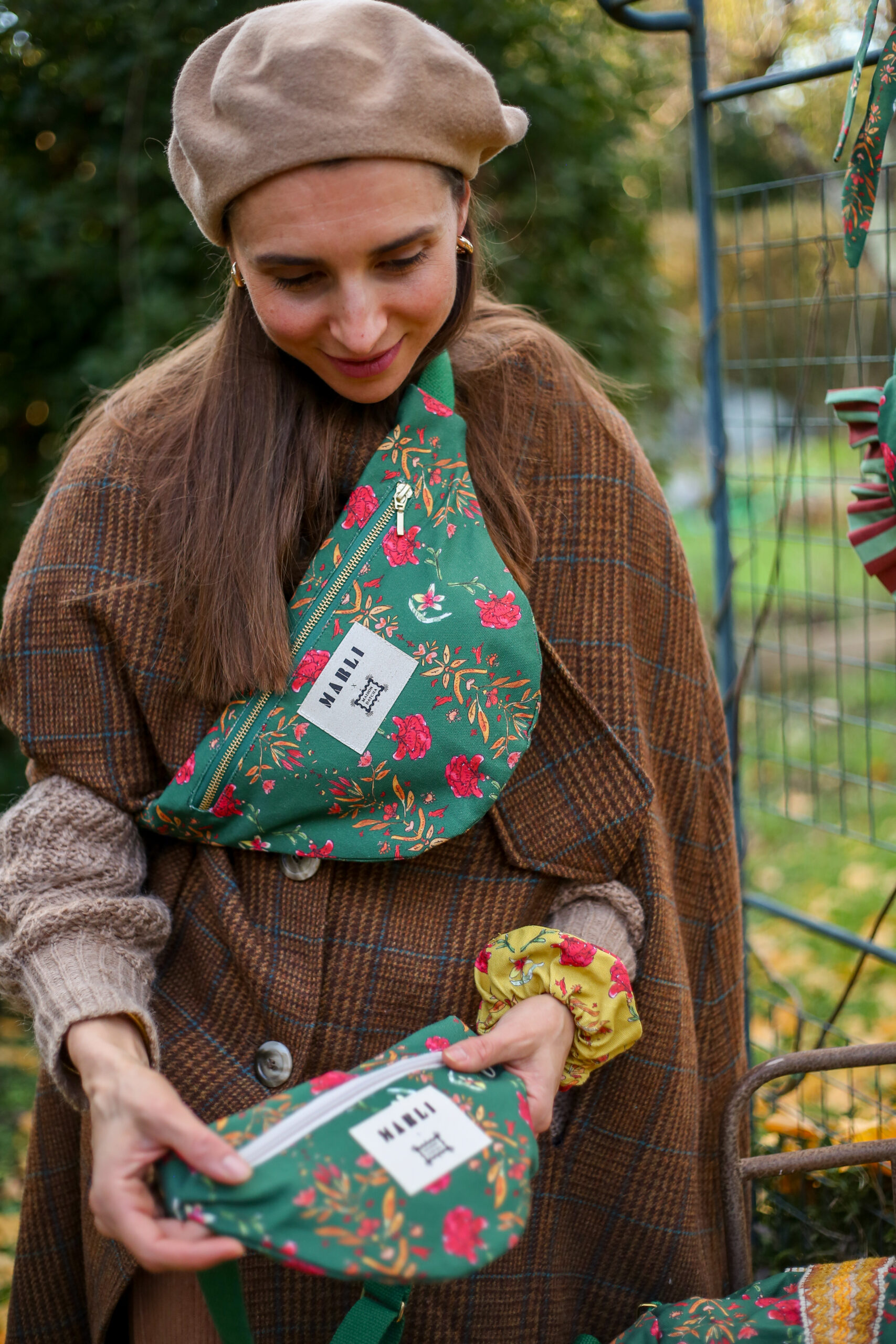 Banane Natacha - Motif fleuri vert sapin – Image 2