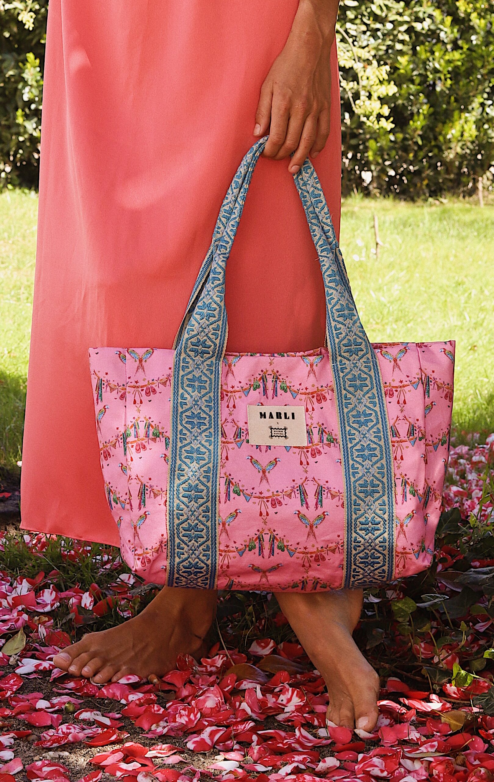 Cabas carré Mathias - Motif Bikini et Perroquets fond rose – Image 3